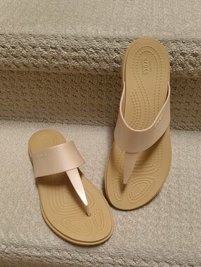 CROCS Women’s Tulum Metallic Nude Thong Sandal